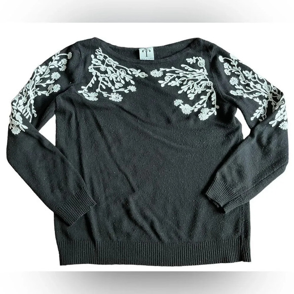 🔥4/$20 Black Sweater w/floral outline - Picture 1 of 5